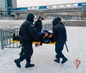 Спецназовцы оказали помощь человеку, оказавшемуся на льду Москва-реки